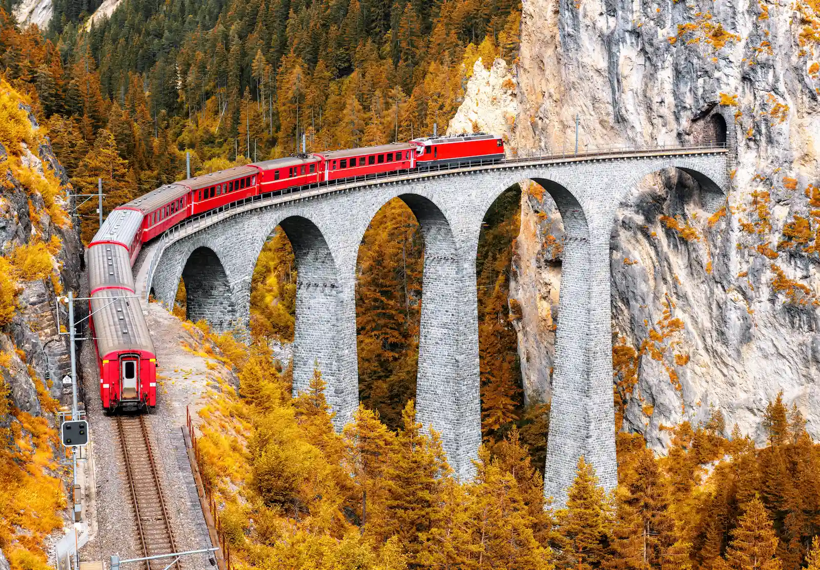 Ferrovia Retica: Il Capolavoro d'Ingegneria che Domina le Alpi Ferrovia Retica: Il Capolavoro d'Ingegneria che Domina le Alpi
